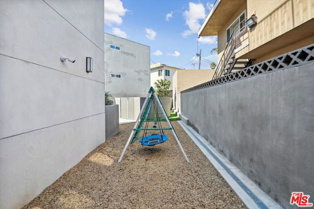 819 E La Palma Drive, Inglewood CA: https://media.crmls.org/mediaz/993130d7-8364-4dfc-9c0a-e4b04f10d423.jpg