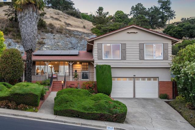598 CRESTMONT DRIVE, Oakland CA: https://media.crmls.org/mediaz/993231bb-b4b5-4695-8f88-2c164913c4eb.jpg