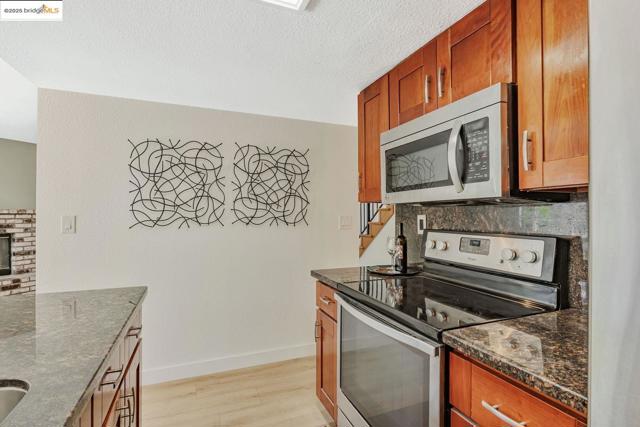 16 Town Sq PL, Oakland CA: https://media.crmls.org/mediaz/9932db5e-9dac-4d61-883a-653d0e6b4ef1.jpg