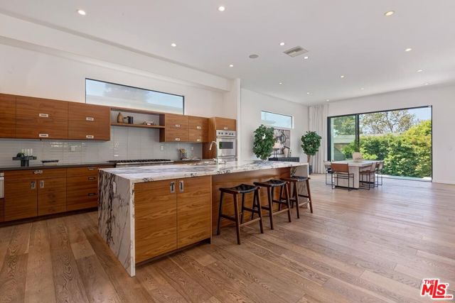 3571 Colonial Avenue, Los Angeles CA: https://media.crmls.org/mediaz/99337889-c7fb-44ee-bd95-8e0dc254b841.jpg