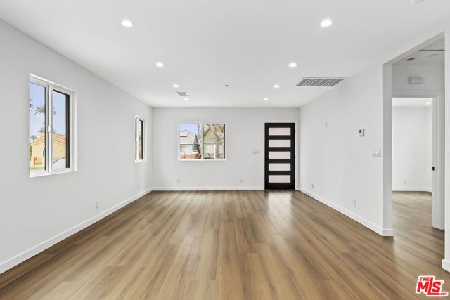 2700 S Palm Grove Avenue, Los Angeles CA: https://media.crmls.org/mediaz/9933d6aa-494a-465a-89d8-0bba76e9657e.jpg