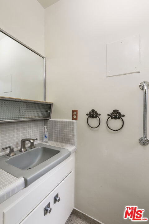 6281 Drexel Avenue, Los Angeles CA: https://media.crmls.org/mediaz/9935afdd-37a1-49db-b444-5dfc2188e69e.jpg