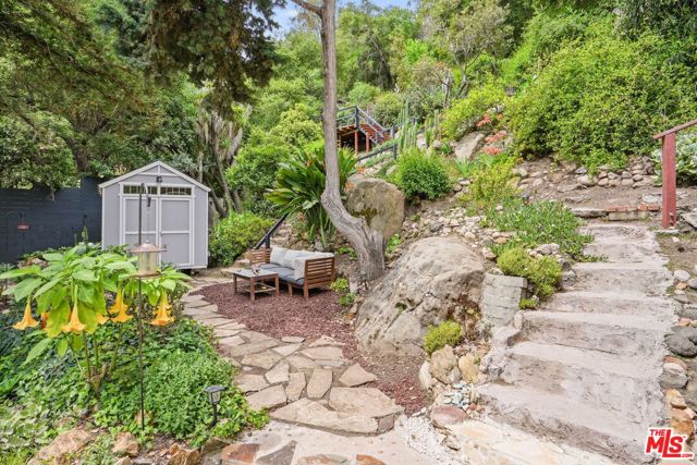 19817 Montau Drive, Topanga CA: https://media.crmls.org/mediaz/9936b634-4ac3-4df1-9af9-286436f74239.jpg