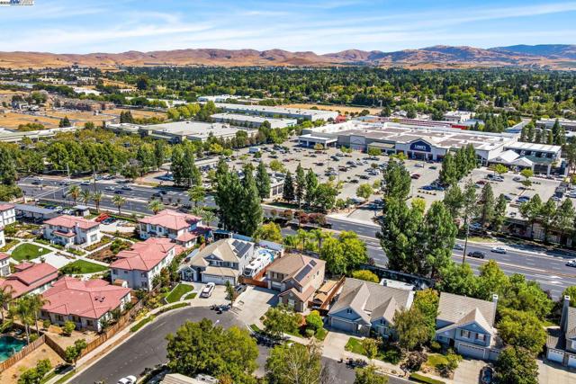 635 Eliot Dr, Livermore CA: https://media.crmls.org/mediaz/9937ac5a-d16e-4d47-867b-1e4144a59818.jpg
