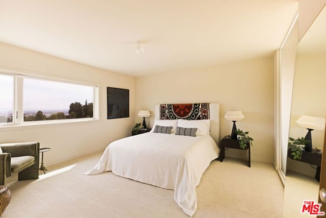 5284 Los Diegos Way, Los Angeles CA: https://media.crmls.org/mediaz/993829e8-2e7c-42c9-a865-b28cedc2d5d4.jpg