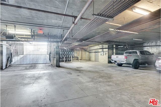 108 W Maple Street, Glendale CA: https://media.crmls.org/mediaz/9938d9e6-06fa-4a07-8a95-530ee73b3054.jpg