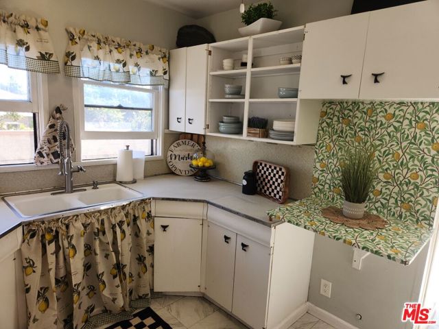 1633 Hickory Avenue, Torrance CA: https://media.crmls.org/mediaz/99398478-eaf2-4d94-b3d7-2d82f3352705.jpg