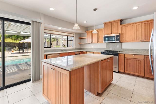 16345 Bassett Ct, Ramona CA: https://media.crmls.org/mediaz/993a7364-554d-42de-bd55-aebf16b9b54a.jpg