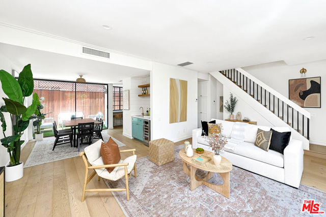 713 9th Street, Santa Monica CA: https://media.crmls.org/mediaz/993a9375-9c32-4e8b-93b1-f0d7d502a012.jpg