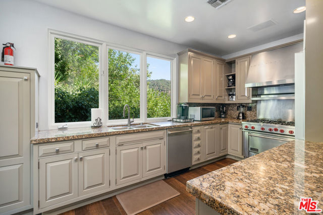 10023 Westwanda Drive, Beverly Hills CA: https://media.crmls.org/mediaz/993abf81-f308-4ee6-badb-100ae48e7e2f.jpg