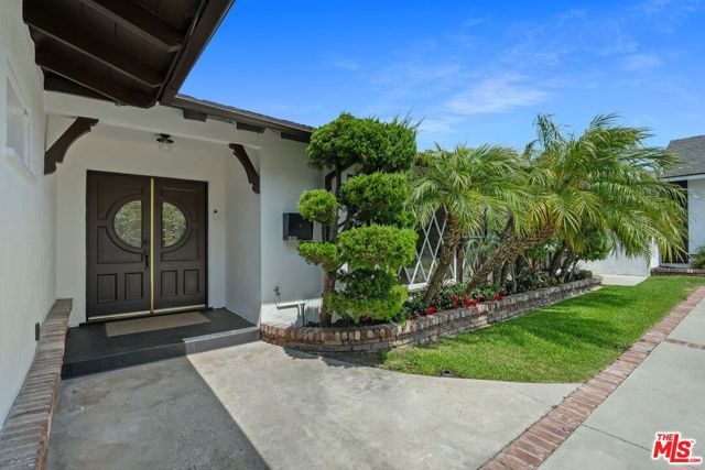 5905 S Chariton Avenue, Los Angeles CA: https://media.crmls.org/mediaz/993b29e6-5aa3-4739-a894-57f7cd361886.jpg
