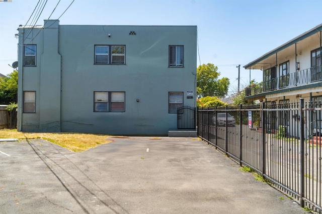 2238 7Th, Berkeley CA: https://media.crmls.org/mediaz/993bb755-3f3a-4667-b3f9-bee38730b927.jpg
