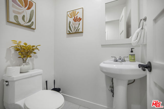 18202 Rancho Street, Tarzana CA: https://media.crmls.org/mediaz/993d7ad0-875d-4648-990f-b1a3606c54bf.jpg