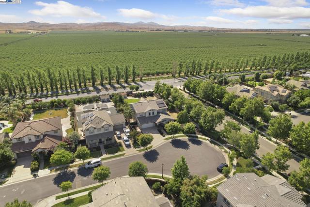 247 N Menlo Park Ct, Mountain House CA: https://media.crmls.org/mediaz/993e6bc5-5a52-4251-99c2-737e03d3fd63.jpg