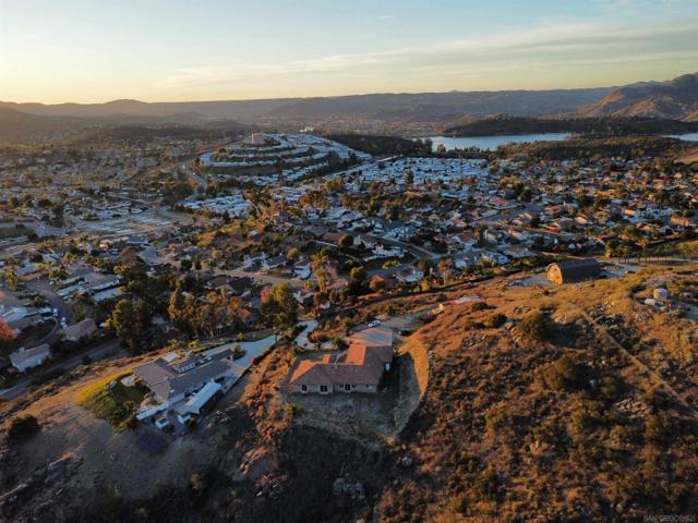 9189 Vista Entrada, Lakeside CA: https://media.crmls.org/mediaz/993e8588-6f36-42ea-9a35-c73860da556b.jpg