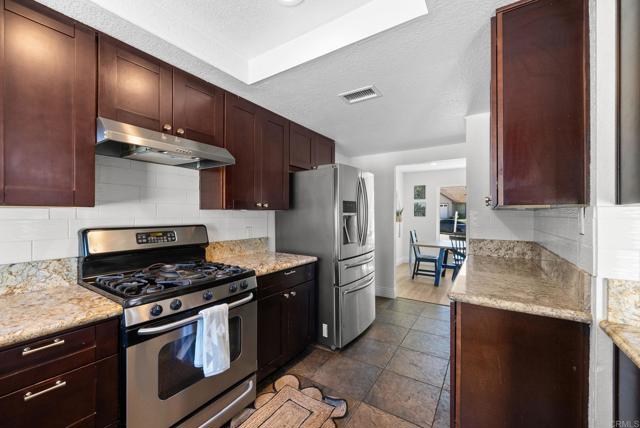 41910 Humber Drive, Temecula CA: https://media.crmls.org/mediaz/993f96d5-9c99-4244-a2d7-313f2955e64b.jpg