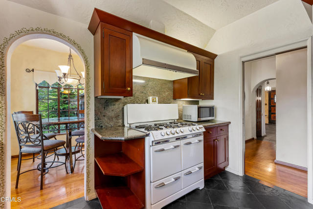 5321 Alta Canyada Road, La Canada Flintridge CA: https://media.crmls.org/mediaz/993fbef4-0090-4e36-a16d-894b2deff6f8.jpg