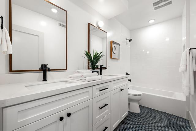 326 Chinquapin Avenue, Carlsbad CA: https://media.crmls.org/mediaz/994057a3-2076-4bde-8962-13c56fb7c6a0.jpg