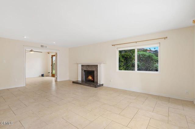 1274 Sunnycrest Avenue, Ventura CA: https://media.crmls.org/mediaz/9940e91f-87b2-4769-89c2-8ac13ea8f34a.jpg