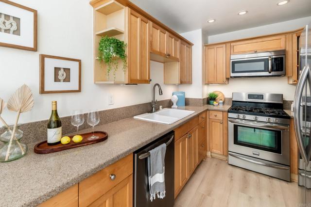 Detail Gallery Image 9 of 27 For 7321 Alicante Rd a,  Carlsbad,  CA 92009 - 2 Beds | 2/1 Baths