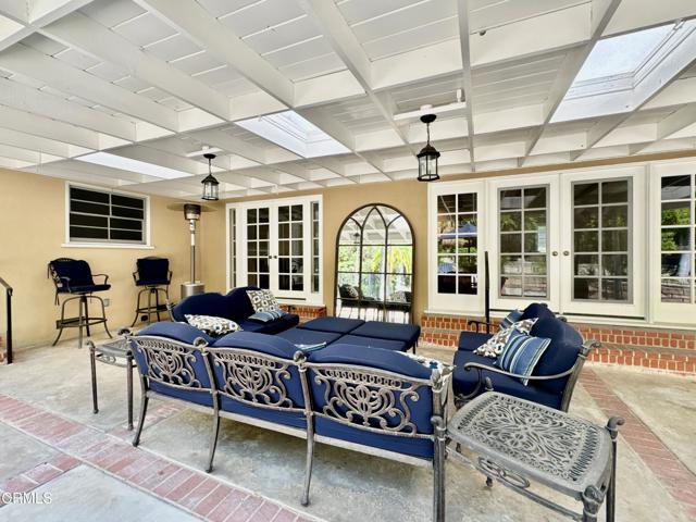 1535 Glenmont Drive, Glendale CA: https://media.crmls.org/mediaz/9941735b-fa61-4ea5-9f64-81c9a5a164ad.jpg