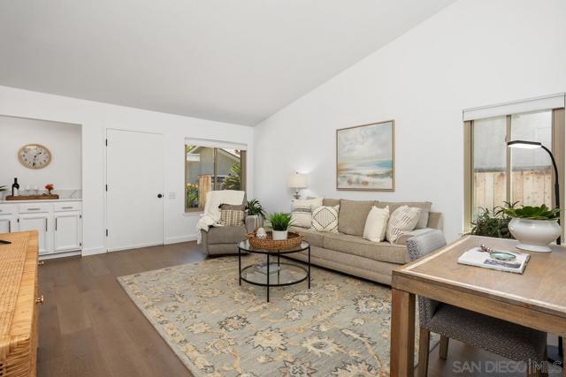 545 Shady Brook Pl, Escondido CA: https://media.crmls.org/mediaz/99426b6e-7610-4b71-b998-c244e9868173.jpg