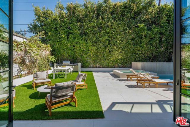 636 N Kilkea Drive, Los Angeles CA: https://media.crmls.org/mediaz/99427934-11fb-490d-b9f7-ed1357194971.jpg