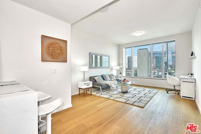 889 Francisco Street, Los Angeles CA: https://media.crmls.org/mediaz/99429e24-5ffc-4ed4-a66f-2902c3edbf5e.jpg