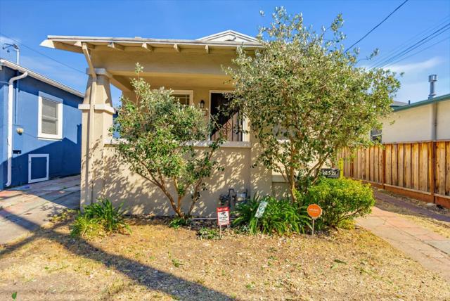 2452 Humboldt Avenue, Oakland CA: https://media.crmls.org/mediaz/9942acce-9bb1-4a43-956c-e2eb4fa0404e.jpg