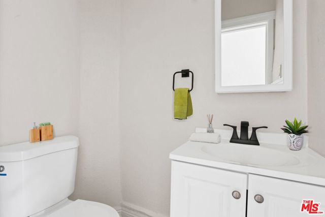 2370 Lime Avenue, Long Beach CA: https://media.crmls.org/mediaz/9942d694-564b-4c4b-81e1-87f4fe5082e4.jpg