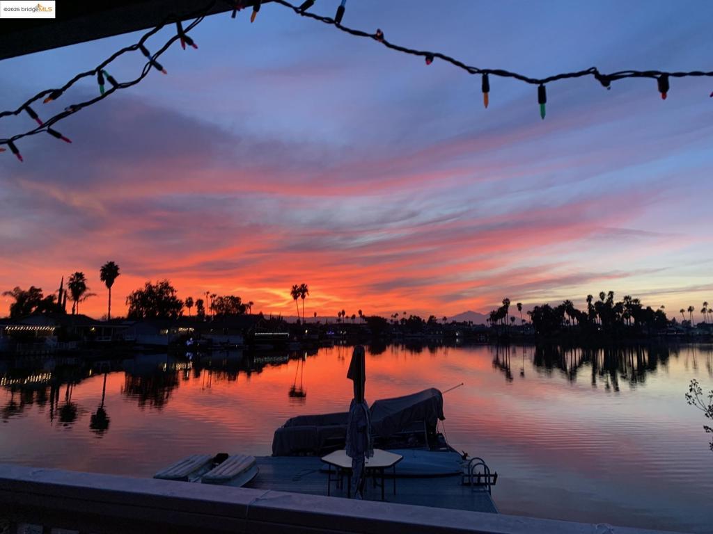 https://media.crmls.org/mediaz/9942db23-d72d-4c7a-9344-3e8127c961dc.jpg?preset=X-Large