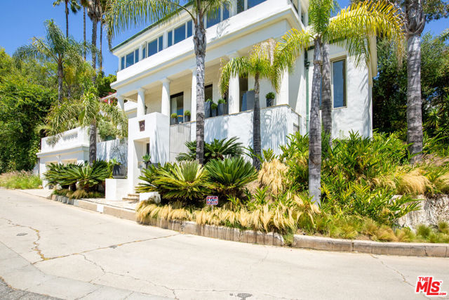 2249 Mountain Oak Drive, Los Angeles CA: https://media.crmls.org/mediaz/9942f5bb-d836-423f-9cb5-3ee18880da4f.jpg