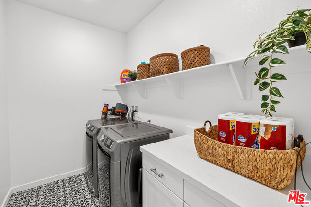 18113 Tableau Way, Santa Clarita CA: https://media.crmls.org/mediaz/99441d03-d0f4-4038-b44b-213e5a95467d.jpg