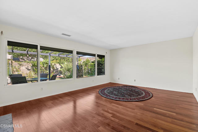 1641 Trafalgar Place, Westlake Village CA: https://media.crmls.org/mediaz/994496ab-5968-4972-ad23-d6ee4085ad4d.jpg