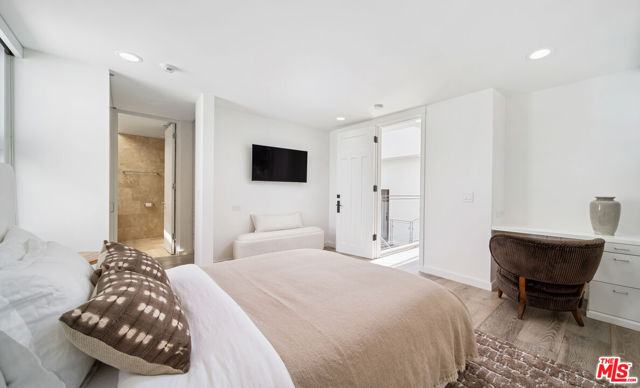 26814 Malibu Cove Colony Drive, Malibu CA: https://media.crmls.org/mediaz/9944dfca-cda3-4f5b-9528-37c130572863.jpg