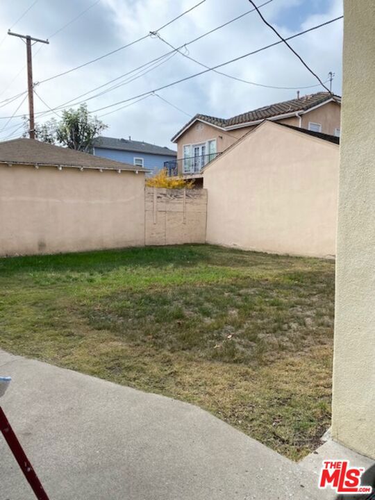 10937 Fairbanks Way, Culver City CA: https://media.crmls.org/mediaz/9945f23f-3f9b-4580-8d9e-1f63bdd0a750.jpg