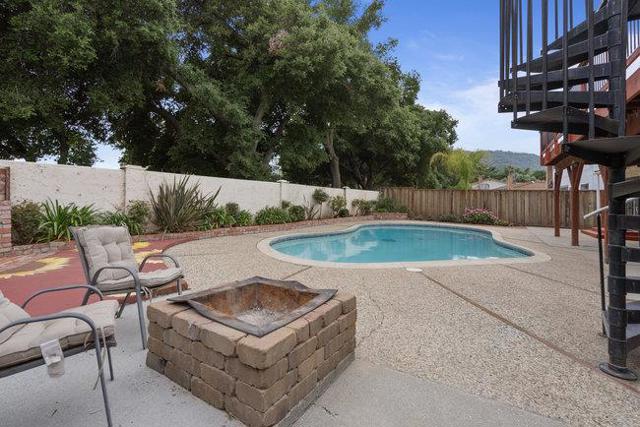 890 Greenwich Drive, Gilroy CA: https://media.crmls.org/mediaz/9946ef14-79b1-4d96-8f40-0ec400a28eb1.jpg