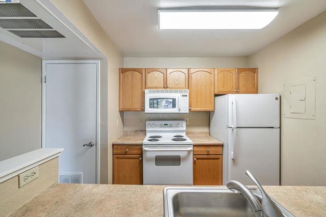 275 Reflections Dr, San Ramon CA: https://media.crmls.org/mediaz/99479ea3-b846-4105-827a-fbcc0fc61320.jpg