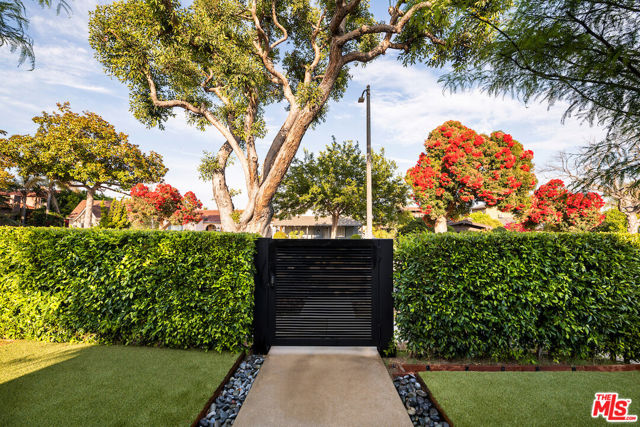 5319 West Boulevard, Los Angeles CA: https://media.crmls.org/mediaz/99487ecb-24a0-45e0-af3c-a77b474aff19.jpg