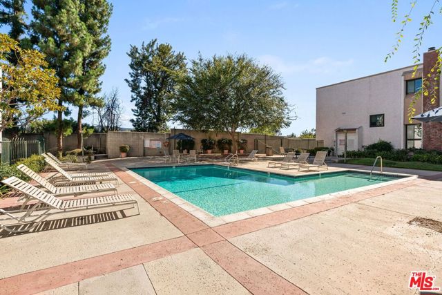 17130 Burbank Boulevard, Encino CA: https://media.crmls.org/mediaz/99491e36-33eb-4547-aa46-1d43f890ee8c.jpg