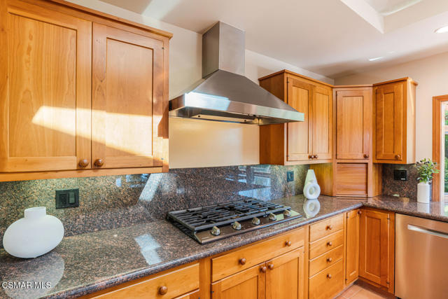 356 Laguna Terrace, Simi Valley CA: https://media.crmls.org/mediaz/994b23da-ca3d-4796-93c2-6c8a5d54a2ca.jpg