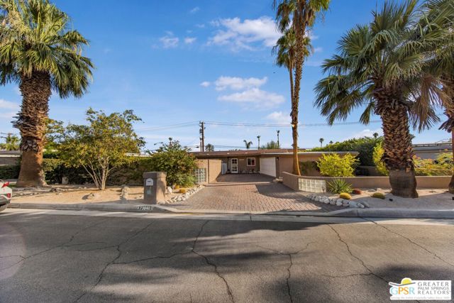 73940 Mountain View Avenue, Palm Desert CA: https://media.crmls.org/mediaz/994c9617-3de9-45a9-b6ab-003bbd417a45.jpg