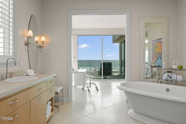 1135 Capri Way, Oxnard CA: https://media.crmls.org/mediaz/994c9ea2-21a7-46ef-8ee9-e90980420d5b.jpg