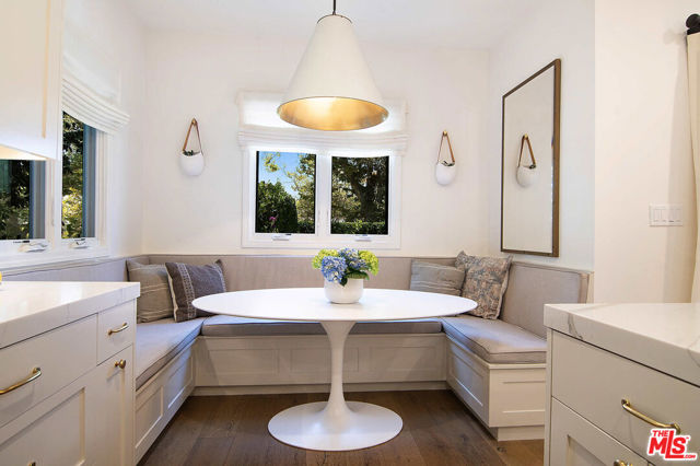 342 N Citrus Avenue, Los Angeles CA: https://media.crmls.org/mediaz/994ced93-2c49-474f-8179-0587de9a5130.jpg