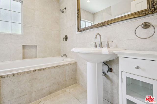 8150 Kenyon Avenue, Los Angeles CA: https://media.crmls.org/mediaz/994e03fa-7d46-4466-94a4-7f71627bd243.jpg