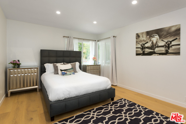 774 N KENTER Avenue, Los Angeles CA: https://media.crmls.org/mediaz/994e45a1-4839-499e-80e2-9fe42bfbd175.jpg