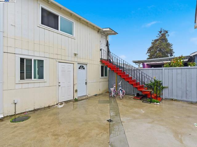 261 S 13th St, Richmond CA: https://media.crmls.org/mediaz/994eba98-438f-4c9e-9564-a348c305cdb2.jpg