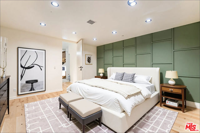 1610 Viewmont Drive, Los Angeles CA: https://media.crmls.org/mediaz/994fc44d-eeab-4852-a38b-65970e6bbf70.jpg
