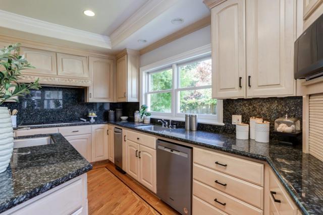510 Oak Park Way, Redwood City CA: https://media.crmls.org/mediaz/99508851-a7d1-4f02-b2f1-80dcd253b558.jpg