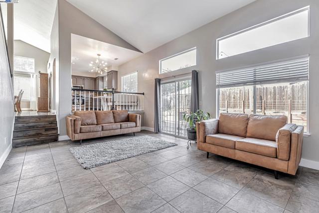 639 Eaker Ct, Antioch CA: https://media.crmls.org/mediaz/9951cf78-5f9a-4e76-a003-39787dcc23ea.jpg